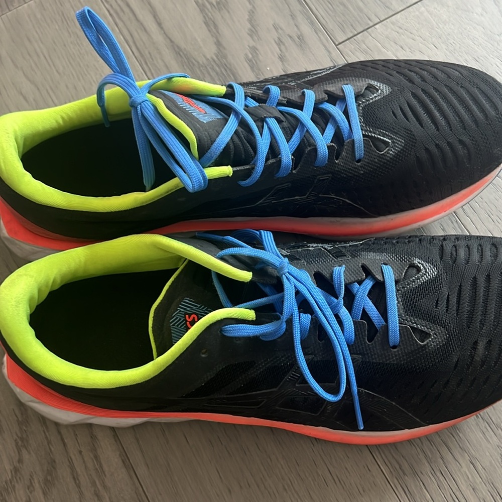 Men’s 11 ASICS tennis shoes - Picture 2 of 4